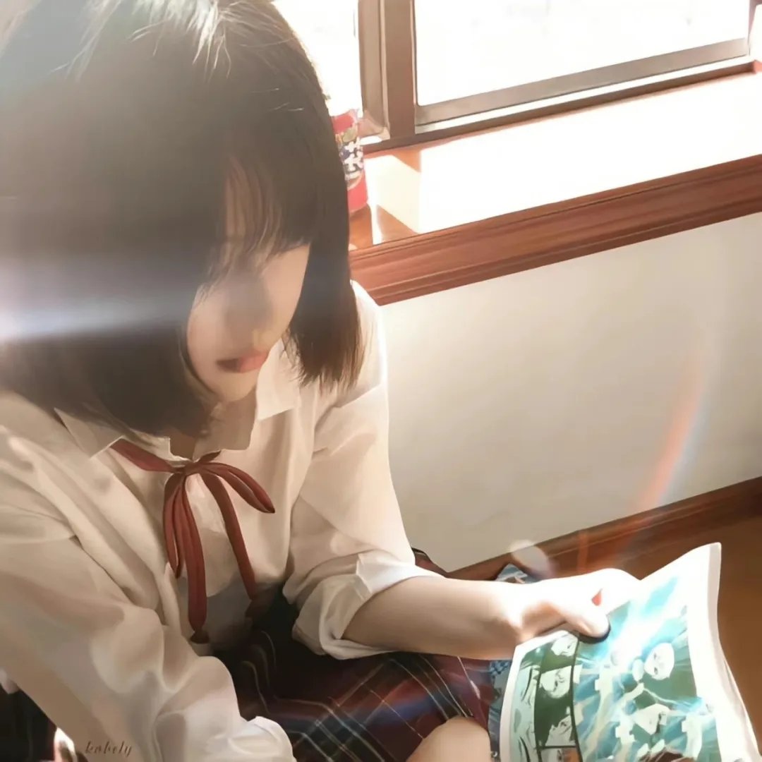 美食广场里的女高中生们在说啥